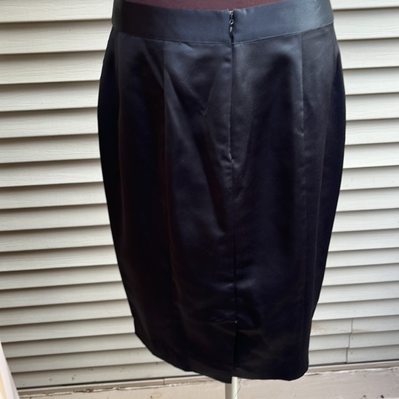 Worthington size 10 petite black satin business or formal skirt - Picture 4 of 8